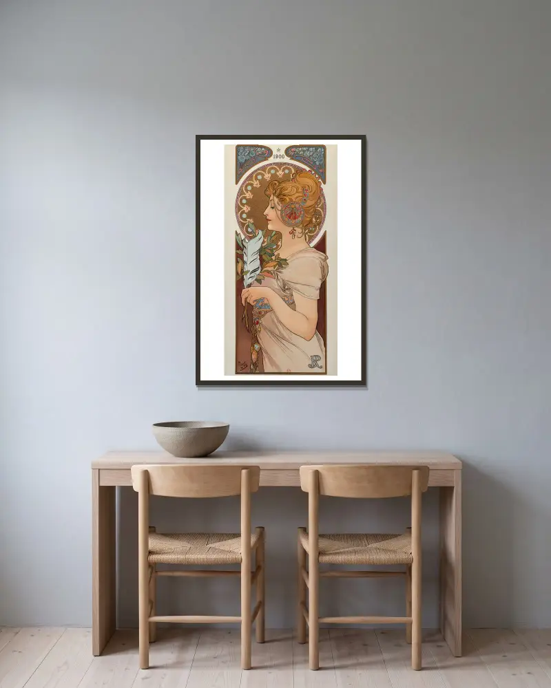 La Plume, 1899 av Alphonse Mucha inramad på en vägg