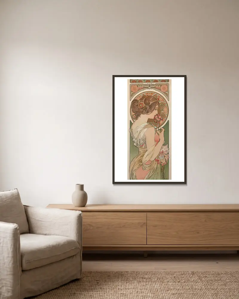 La Primevère av Alphonse Mucha inramad på en vägg