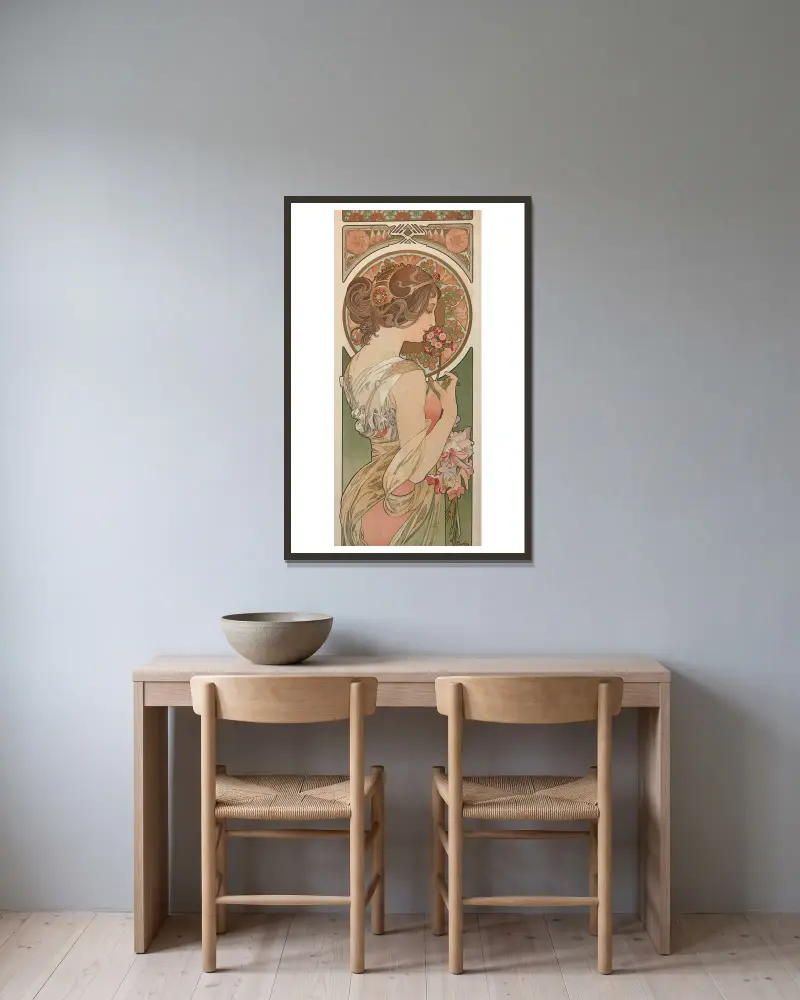 La Primevère av Alphonse Mucha inramad på en vägg
