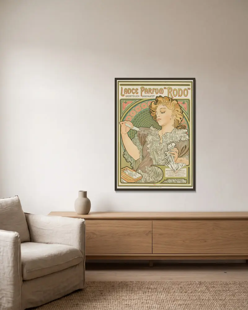 Lance parfum ‘Rodo’ gesetzlich geschvetz, Alphonse Mucha v rámu na stěně