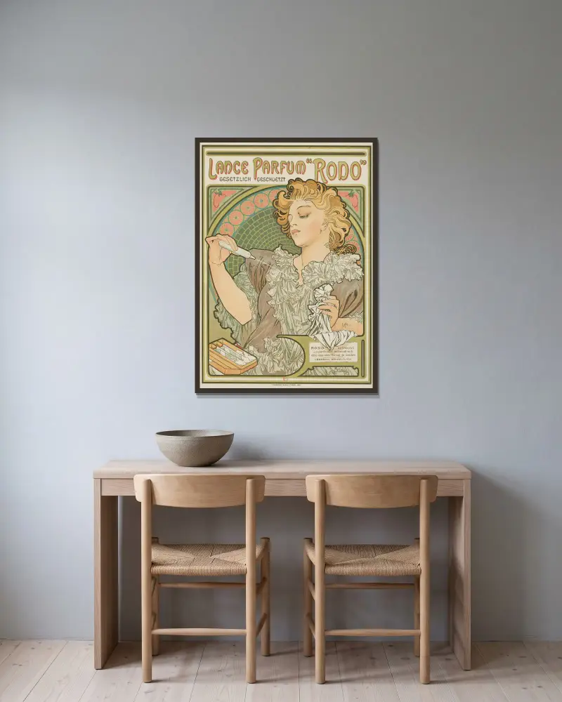 Lance parfum ‘Rodo’ gesetzlich geschvetz, Alphonse Mucha v rámu na stěně
