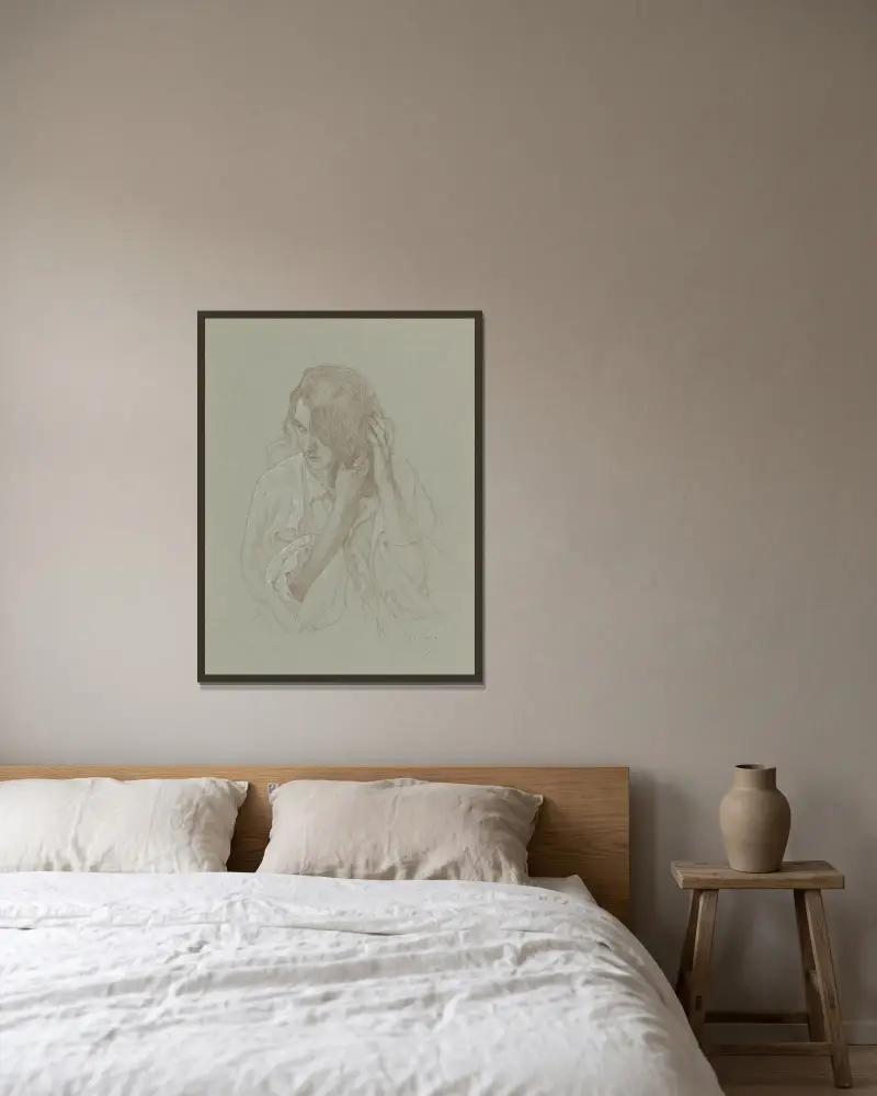 Porträtt av en flicka med händerna i håret av Alphonse Mucha inramad på en vägg
