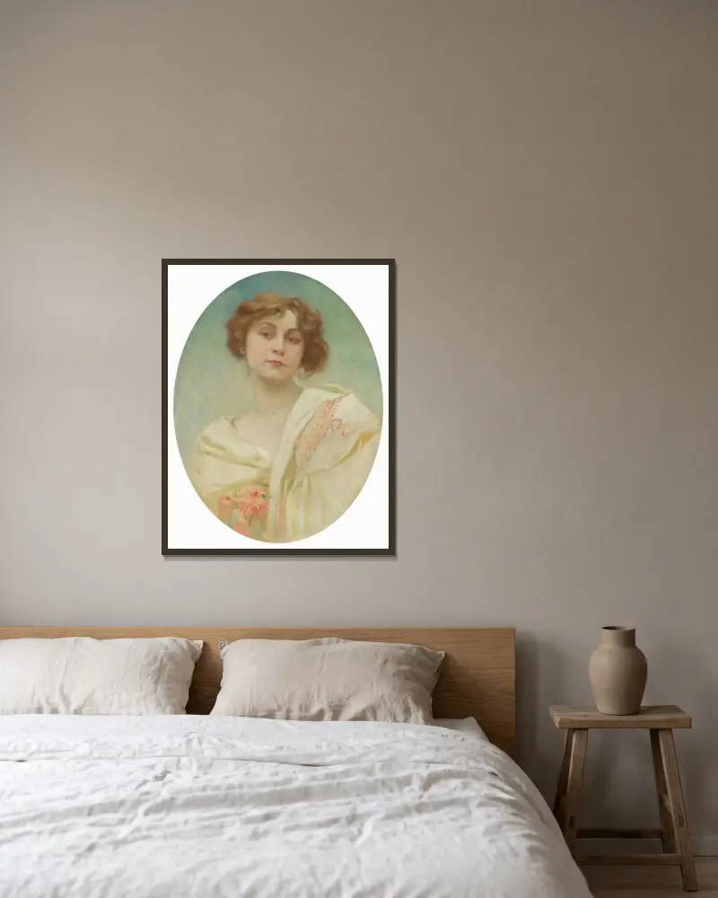 Porträtt av ung kvinna i folkdräkt av Alphonse Mucha inramad på en vägg