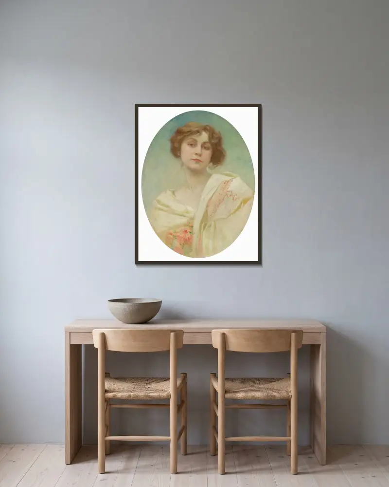 Porträtt av ung kvinna i folkdräkt av Alphonse Mucha inramad på en vägg