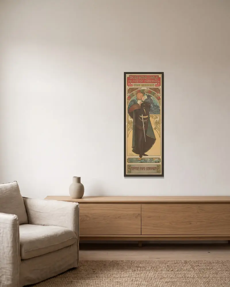 Sarah Bernhardt als Hamlet von Alphonse Mucha gerahmt an einer Wand