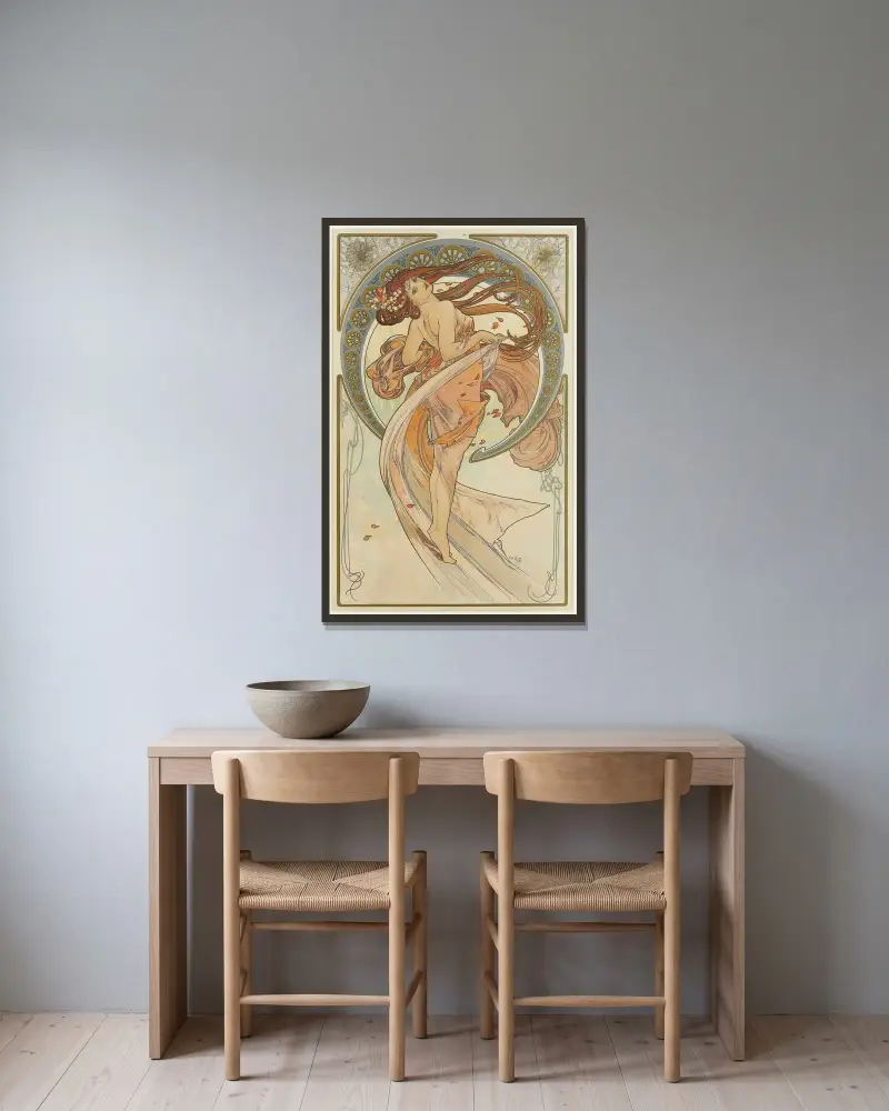 The Arts 2 av Alphonse Mucha inramad på en vägg