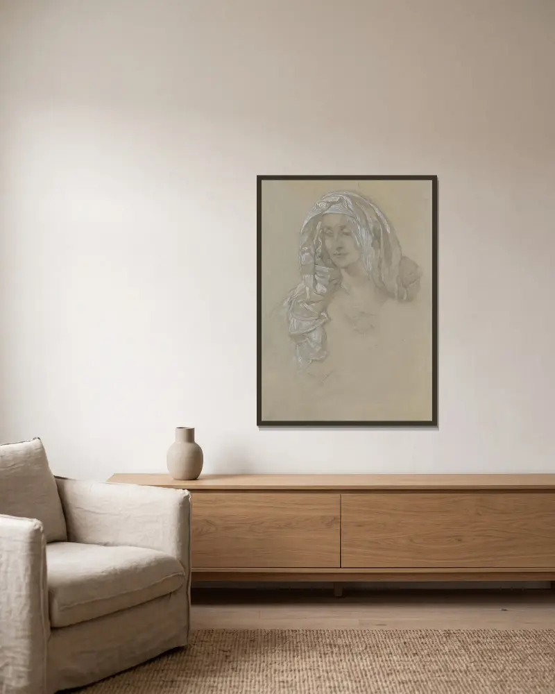 Kvinna med huvudduk och stjärnmedaljong av Alphonse Mucha inramad på en vägg