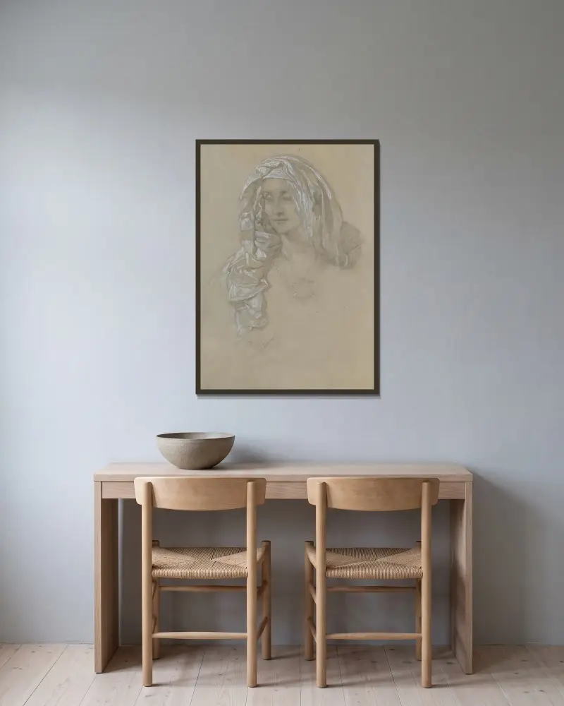 Kvinna med huvudduk och stjärnmedaljong av Alphonse Mucha inramad på en vägg