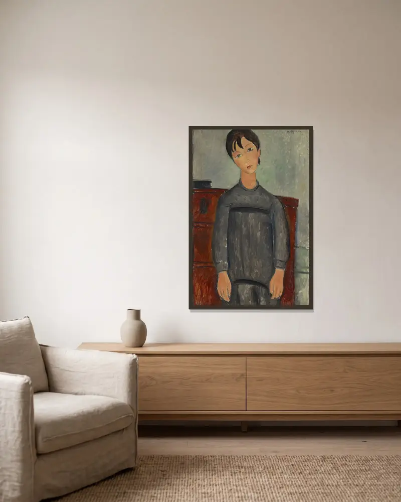 Stehendes Mädchen in schwarzer Schürze von Amedeo Modigliani gerahmt an einer Wand