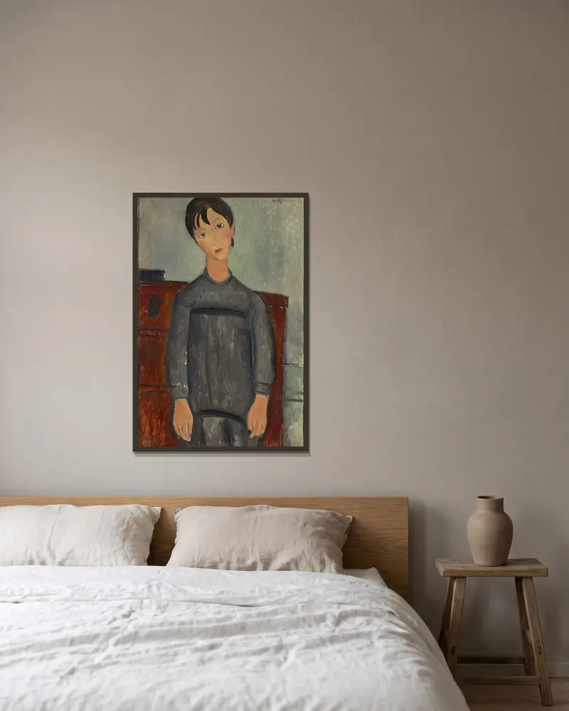Stehendes Mädchen in schwarzer Schürze von Amedeo Modigliani gerahmt an einer Wand