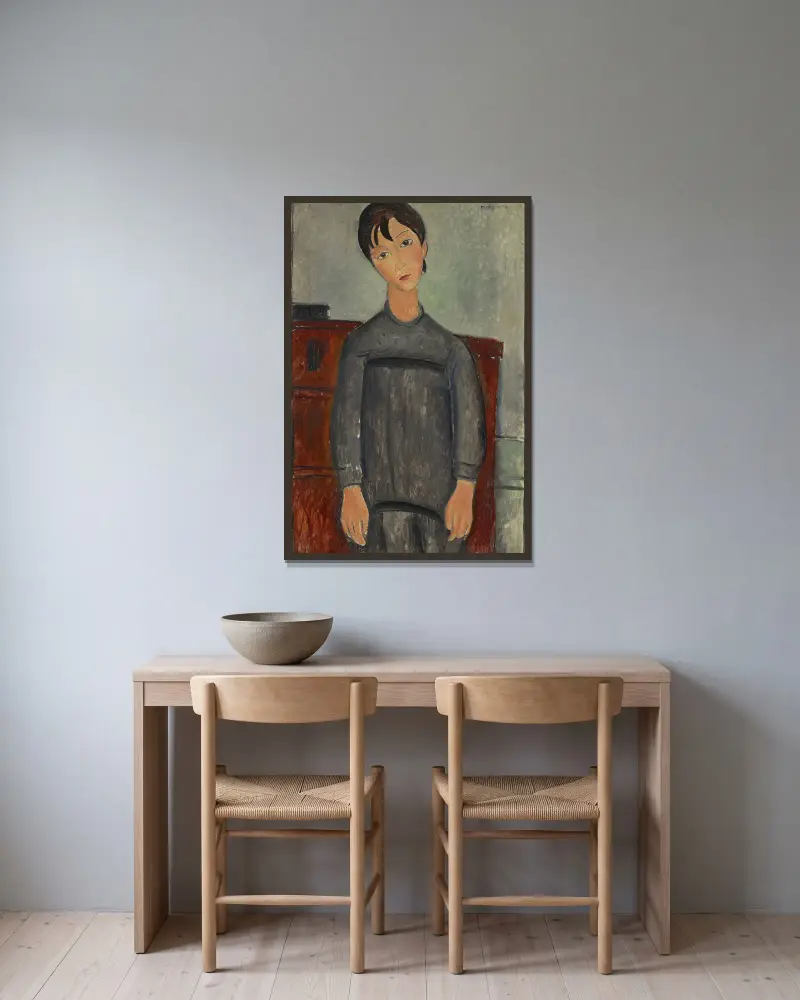 Stehendes Mädchen in schwarzer Schürze von Amedeo Modigliani gerahmt an einer Wand