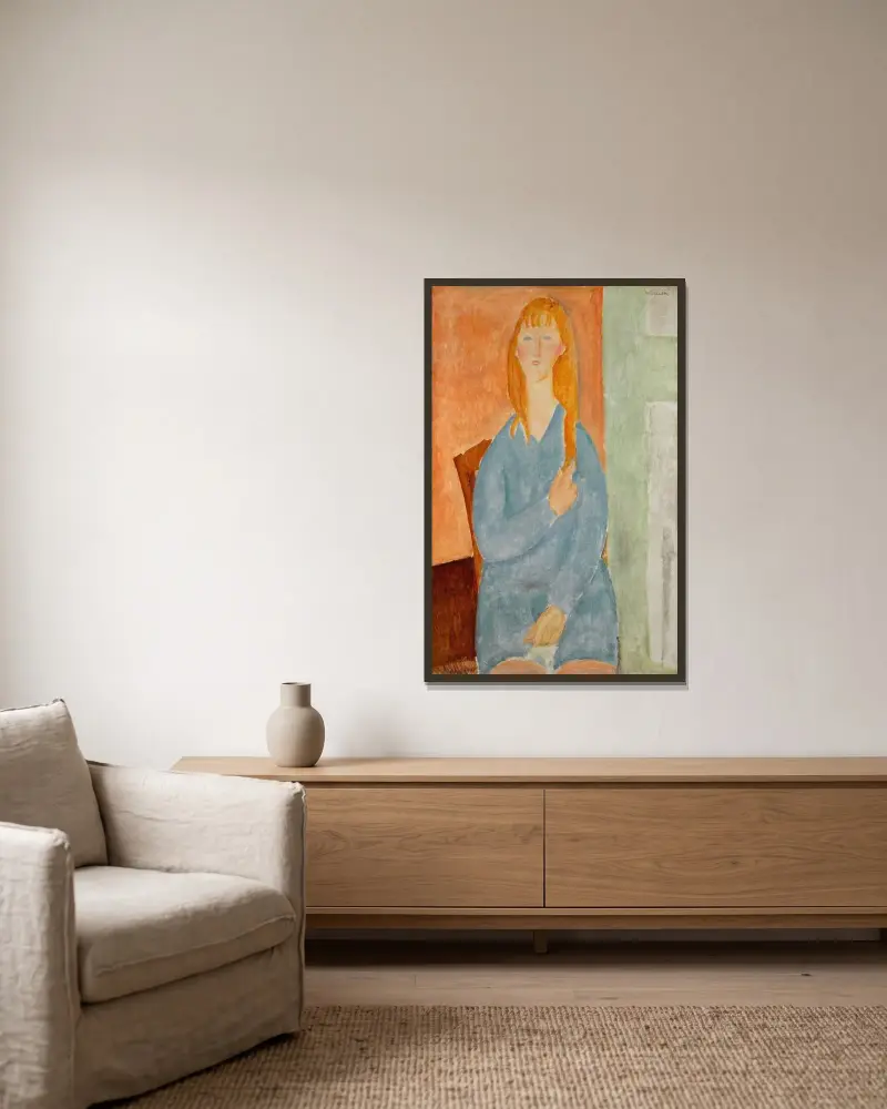 Sittande ung flicka med utsläppt hår (Flicka i blått) av Amedeo Modigliani inramad på en vägg