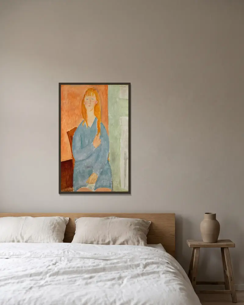 Sittande ung flicka med utsläppt hår (Flicka i blått) av Amedeo Modigliani inramad på en vägg