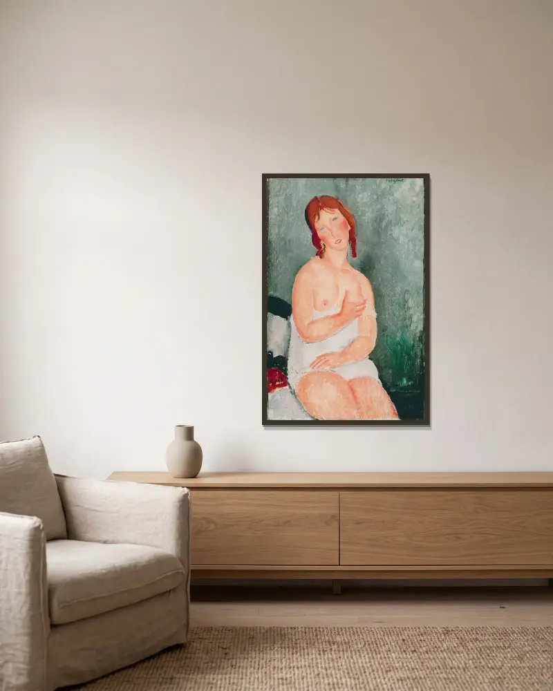 Ung kvinna i skjorta av Amedeo Modigliani inramad på en vägg