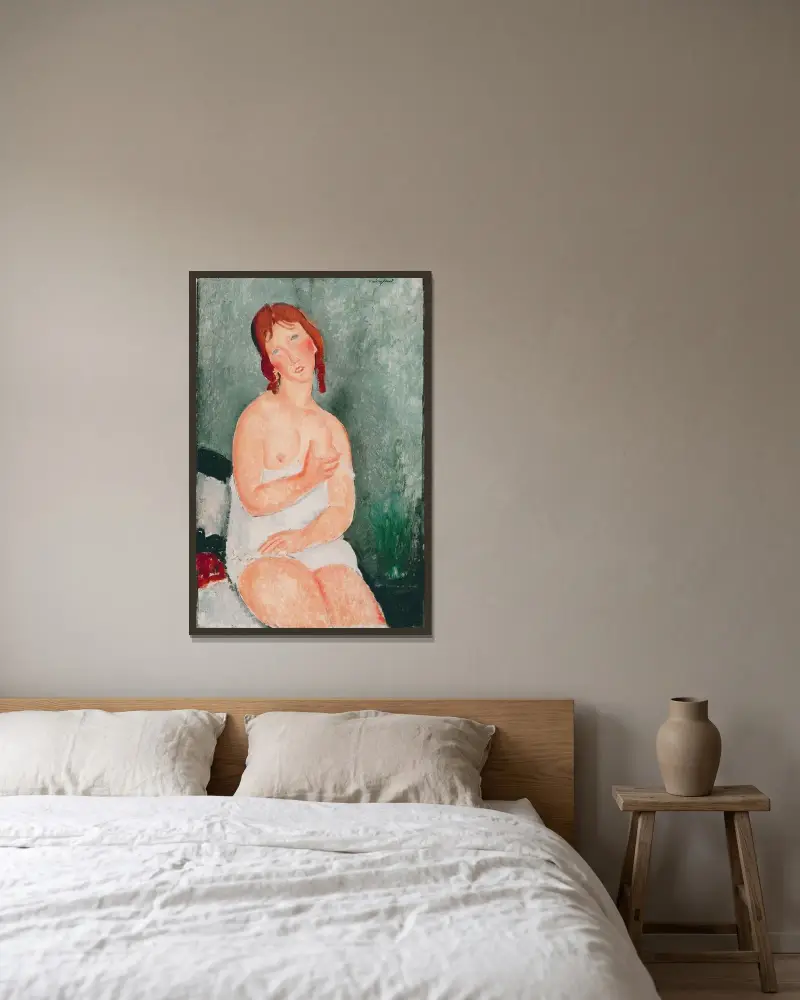Ung kvinna i skjorta av Amedeo Modigliani inramad på en vägg