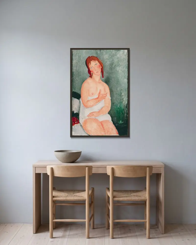 Ung kvinna i skjorta av Amedeo Modigliani inramad på en vägg