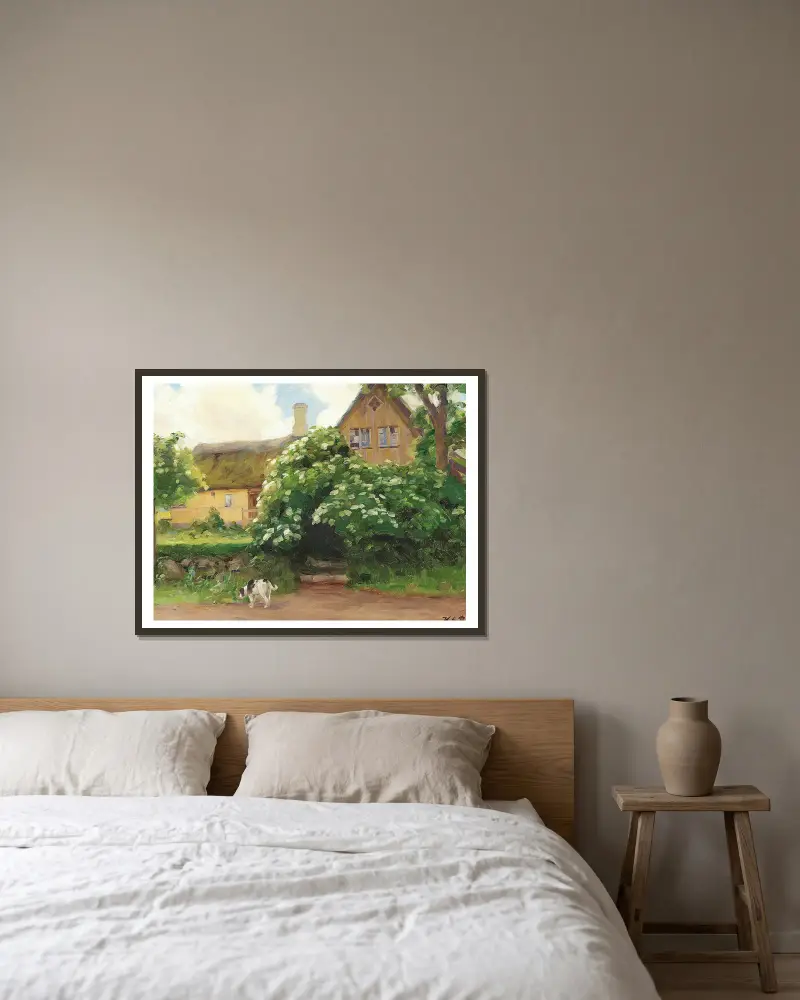 Blühender Holunderbusch und Hund am Eingang zu einem strohgedeckten Bauernhof im Dorf von Hans Andersen Brendekilde gerahmt an einer Wand