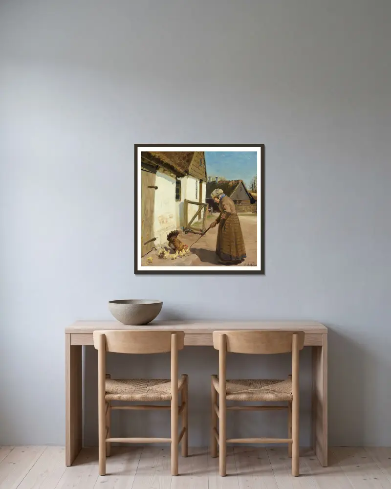 En höna med sina kycklingar av Hans Andersen Brendekilde inramad på en vägg