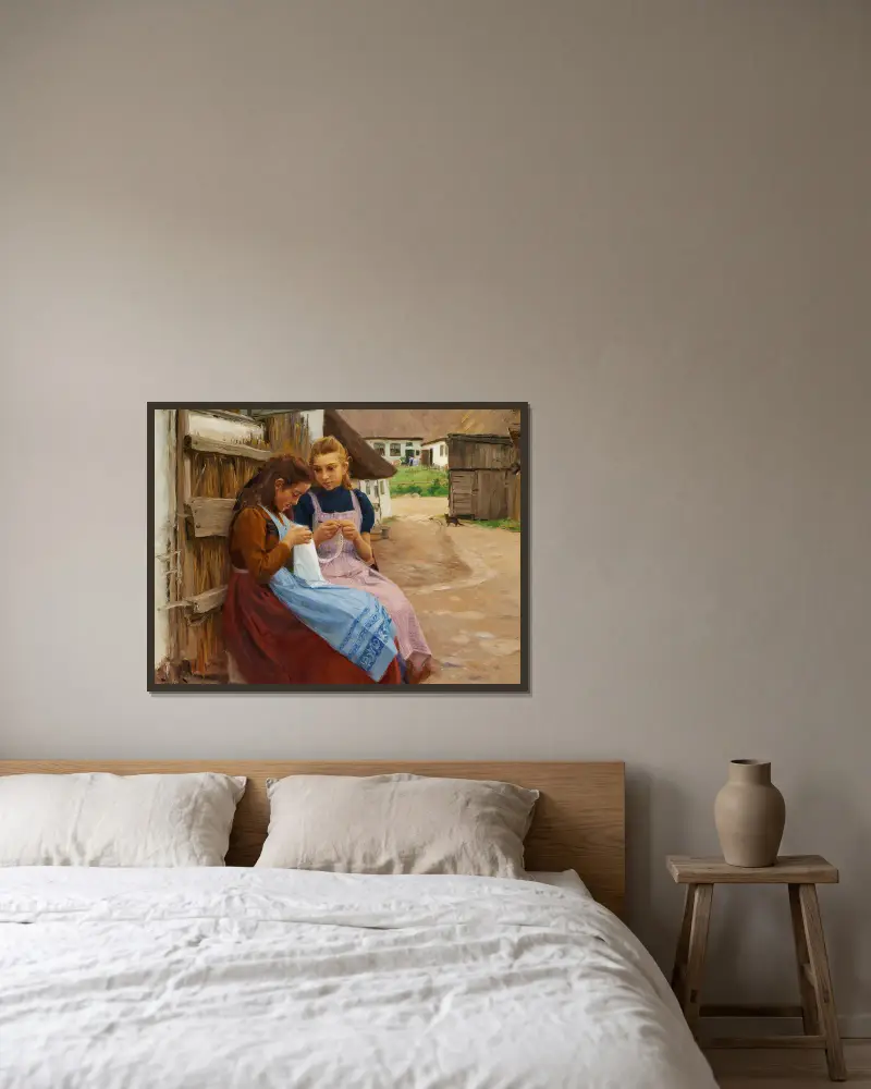 Zwei Mädchen mit Handarbeit auf einem Hof sitzend von Hans Andersen Brendekilde gerahmt an einer Wand