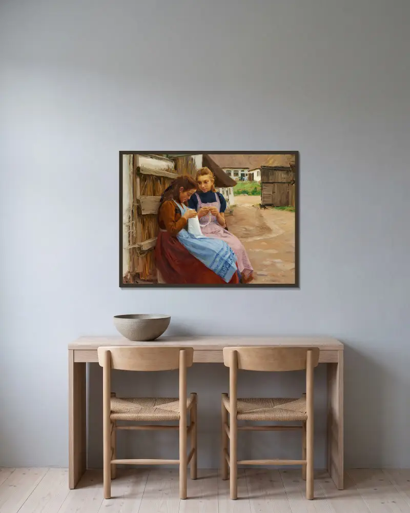 Zwei Mädchen mit Handarbeit auf einem Hof sitzend von Hans Andersen Brendekilde gerahmt an einer Wand