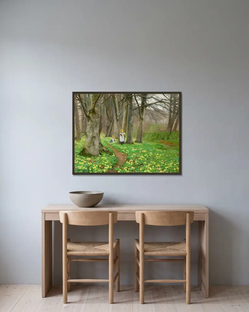 To piger plukker blomster i forårsskov av Hans Andersen Brendekilde inramad på en vägg