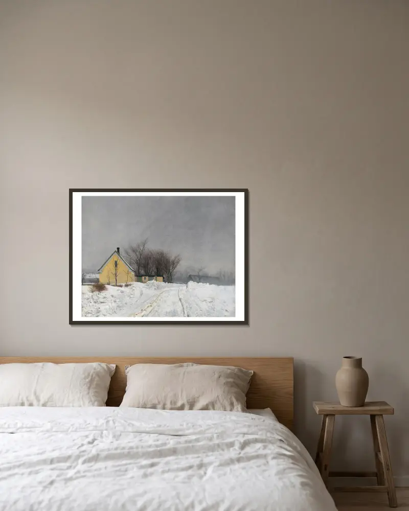 Dimmig vinterdag. Till vänster ett gult hus. Djup snö. av Laurits Andersen Ring inramad på en vägg