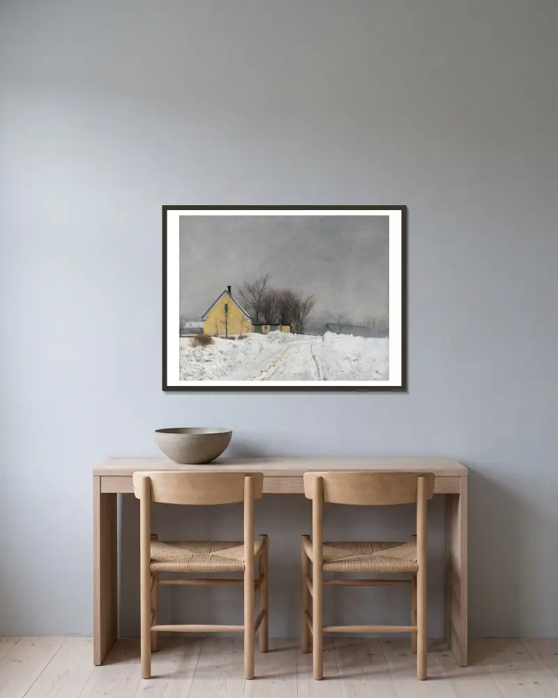 Dimmig vinterdag. Till vänster ett gult hus. Djup snö. av Laurits Andersen Ring inramad på en vägg