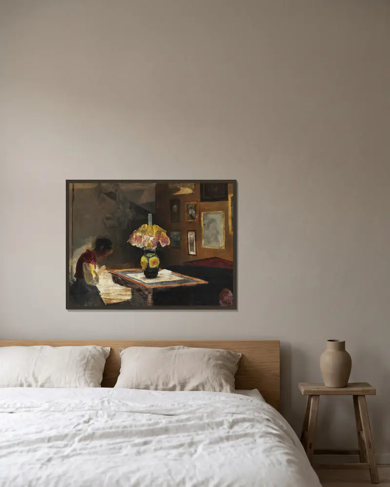 Konstnärens hustru Sigrid syende vid lampans sken. Karrebæksminde av Laurits Andersen Ring inramad på en vägg