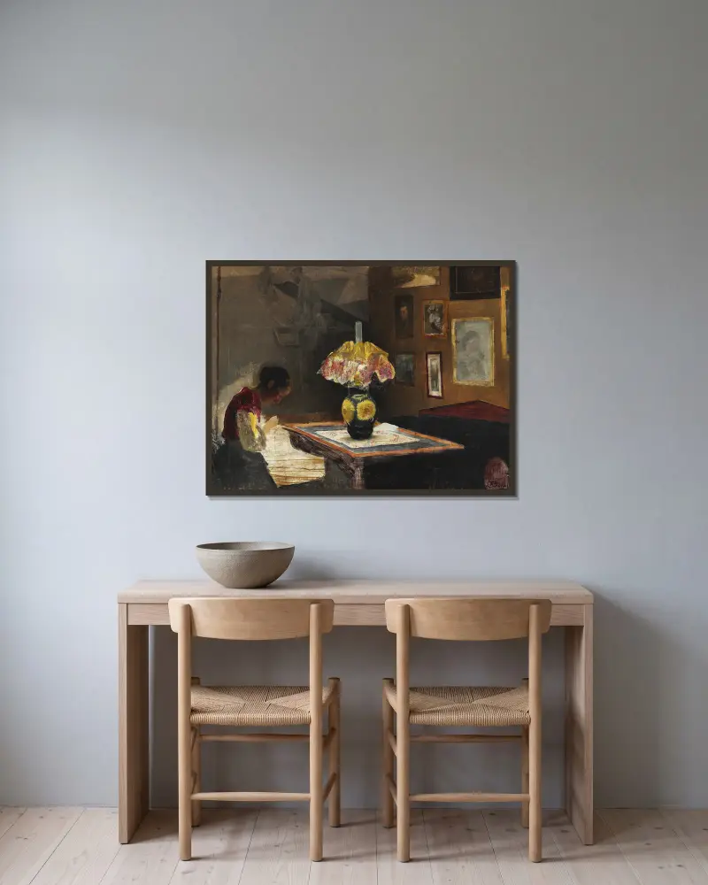 Konstnärens hustru Sigrid syende vid lampans sken. Karrebæksminde av Laurits Andersen Ring inramad på en vägg