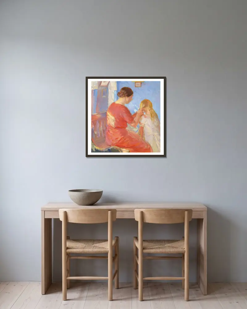 Matka zapletající dítěti vlasy, Anna Ancher v rámu na stěně