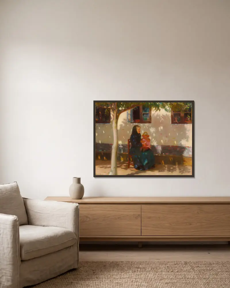 Skagenskvinna med lilla Helga Ancher i knät i solsken framför ett vitkalkat hus av Anna Ancher inramad på en vägg