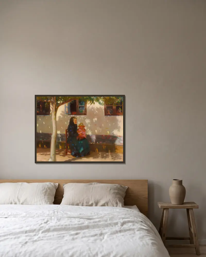 Skagenskvinna med lilla Helga Ancher i knät i solsken framför ett vitkalkat hus av Anna Ancher inramad på en vägg