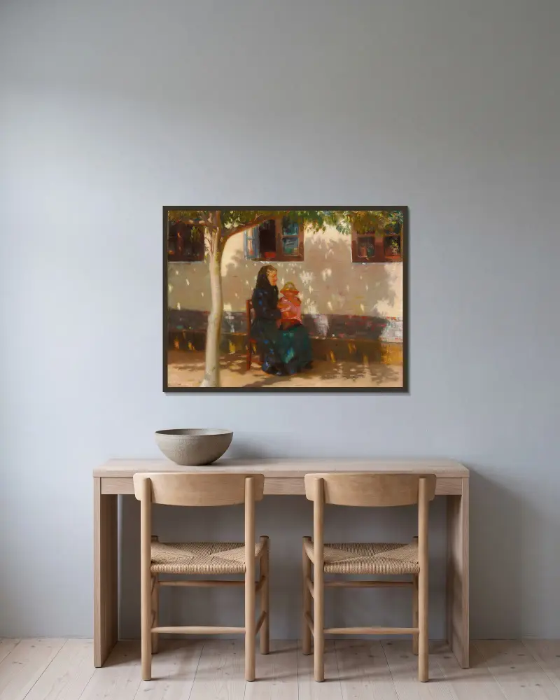 Skagenskvinna med lilla Helga Ancher i knät i solsken framför ett vitkalkat hus av Anna Ancher inramad på en vägg