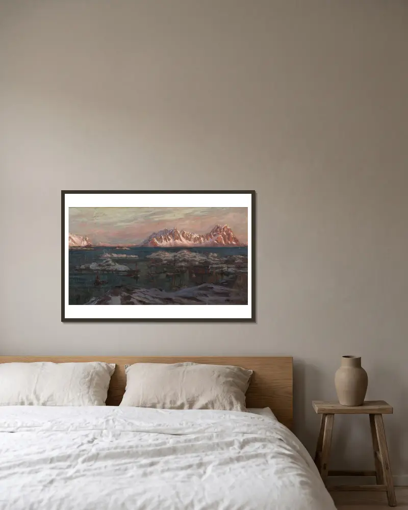 Fischerhafen mit sonnenbeschienenen Bergen. Studie aus Nordnorwegen von Anna Boberg gerahmt an einer Wand
