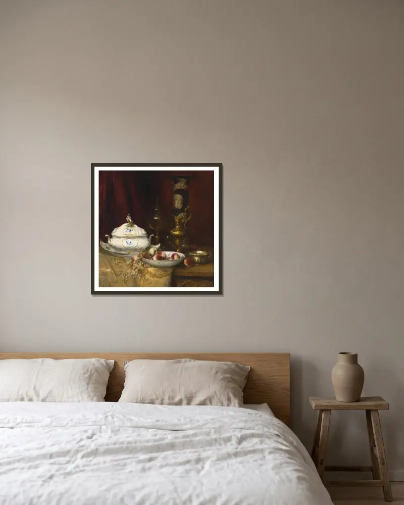 Stilleben med eleganta föremål av Antoine Vollon inramad på en vägg