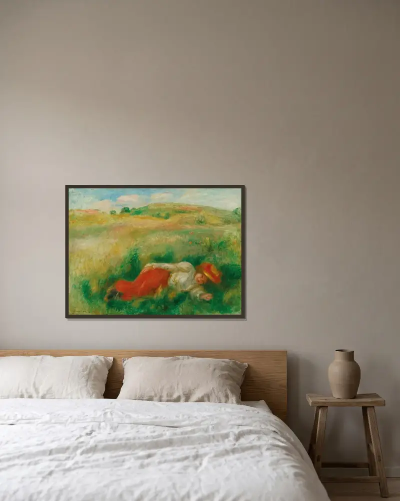 Kvinna liggande i gräset av Pierre-Auguste Renoir inramad på en vägg