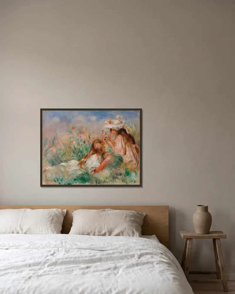 Flickor i gräset som ordnar en bukett av Pierre-Auguste Renoir inramad på en vägg