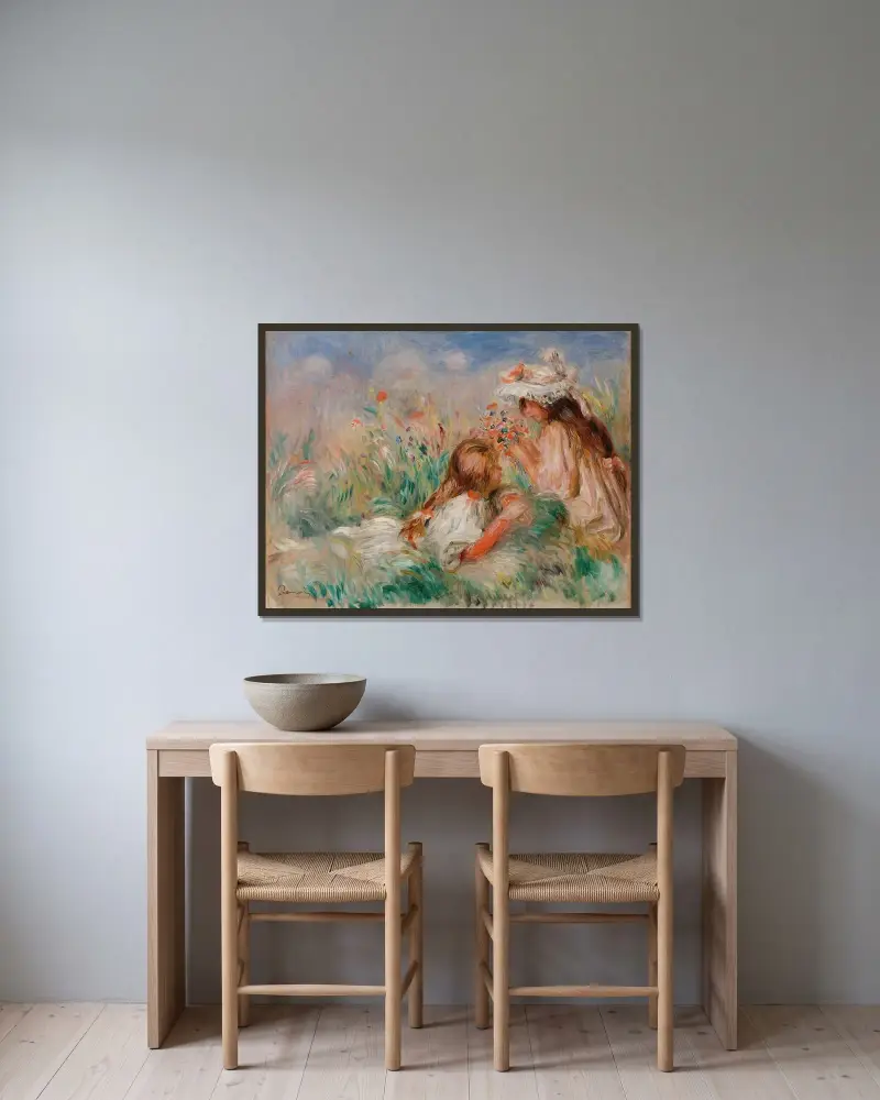 Flickor i gräset som ordnar en bukett av Pierre-Auguste Renoir inramad på en vägg