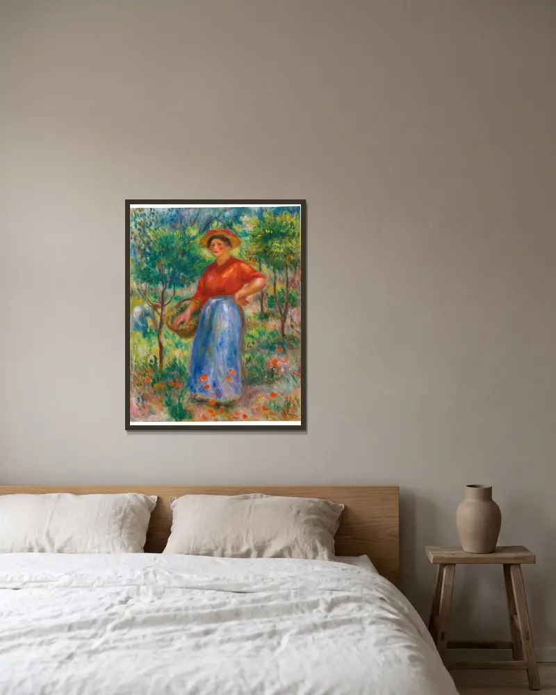 Ung flicka med korg (Gabrielle i trädgården) av Pierre-Auguste Renoir inramad på en vägg