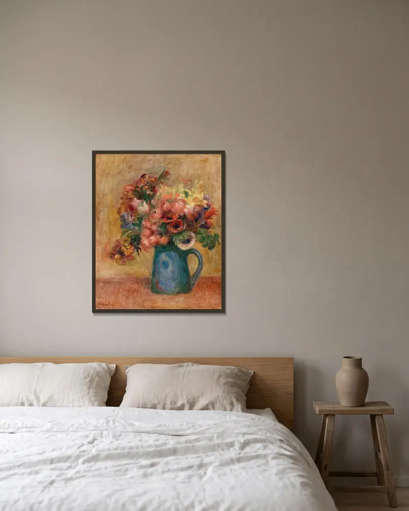 Vas med blommor av Pierre-Auguste Renoir inramad på en vägg