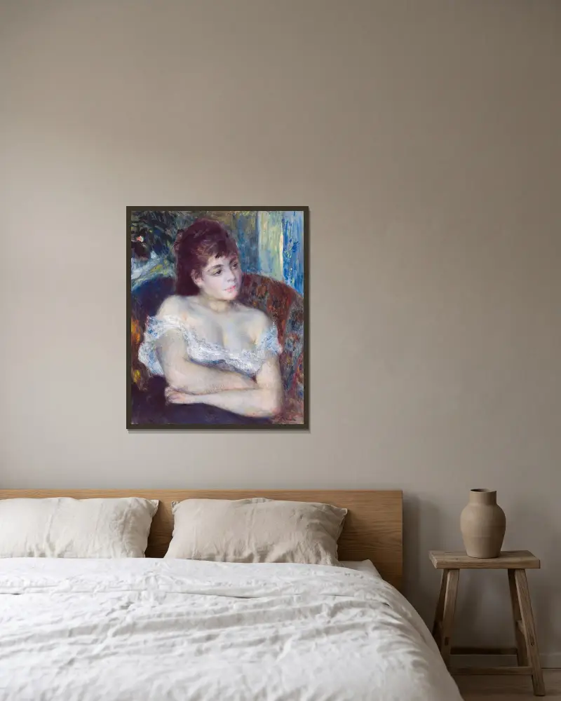 Frau in einem Sessel von Pierre-Auguste Renoir gerahmt an einer Wand