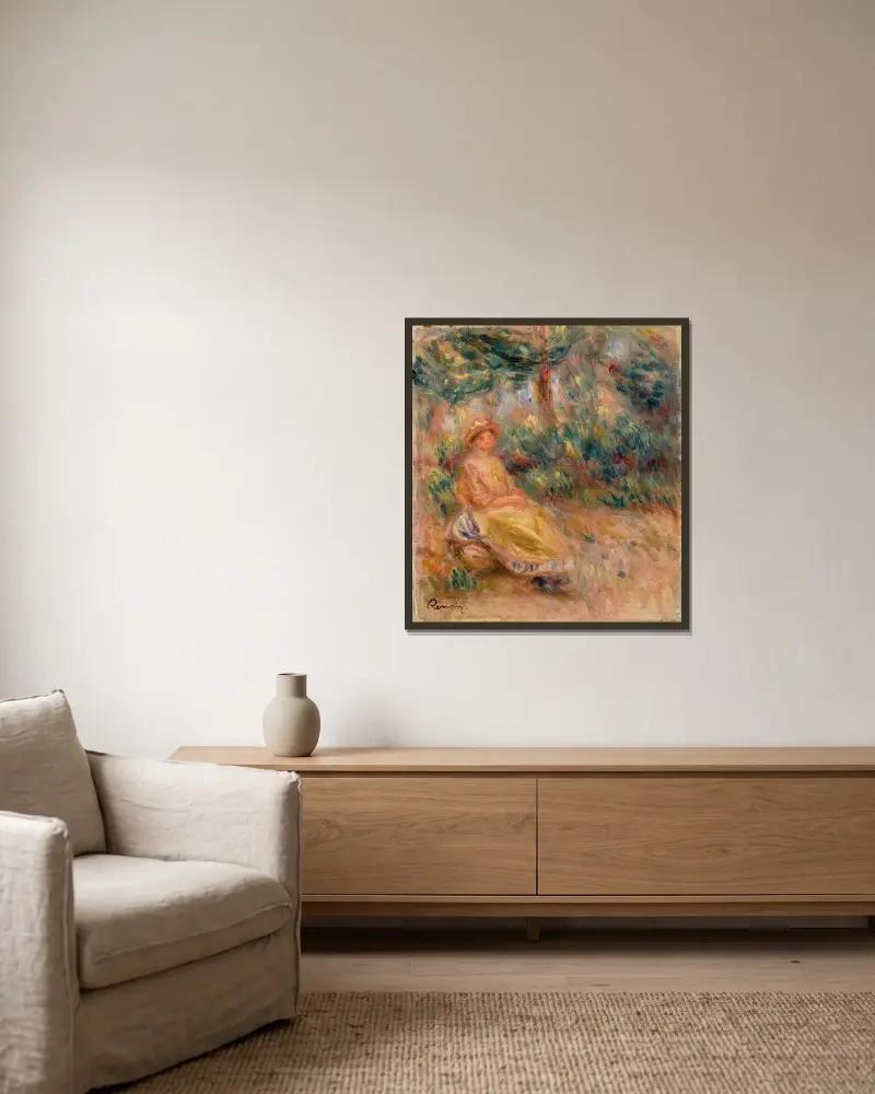 Kvinna i rosa och gult i ett landskap av Pierre-Auguste Renoir inramad på en vägg
