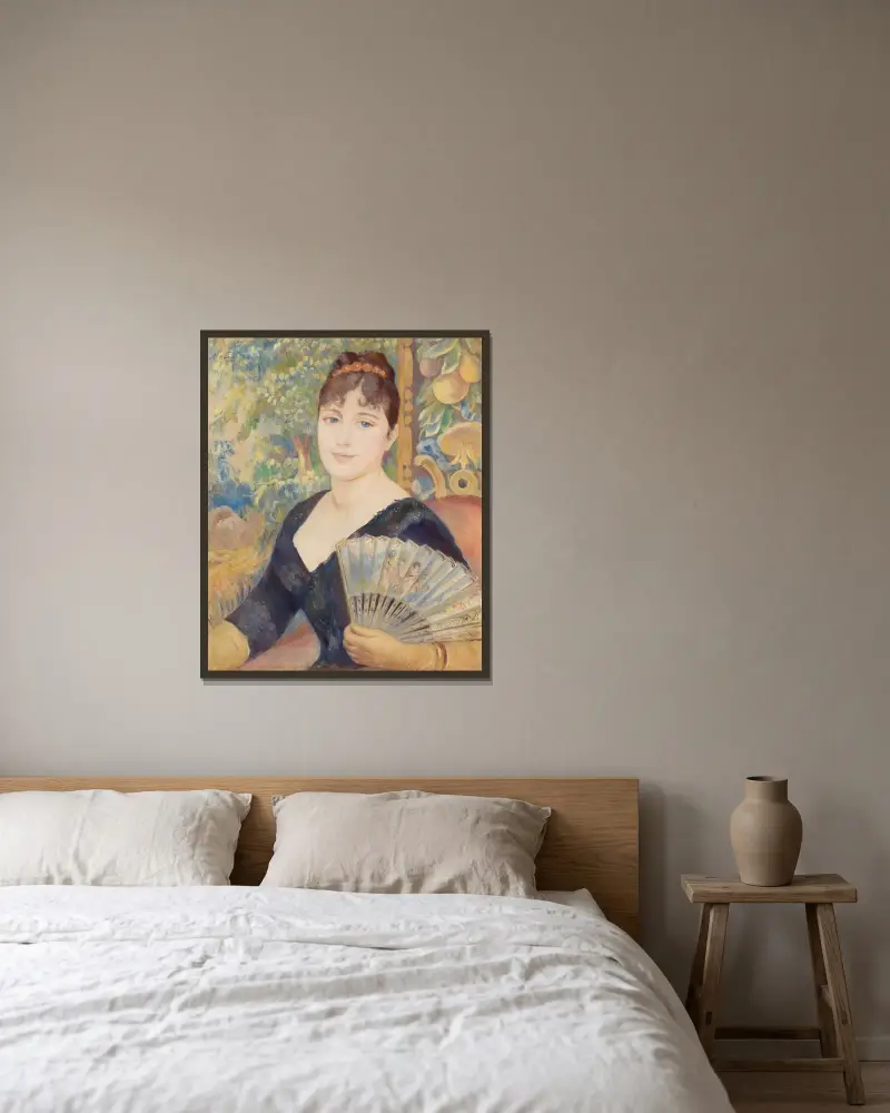 Woman with Fan (Femme à l’éventail) av Pierre-Auguste Renoir inramad på en vägg