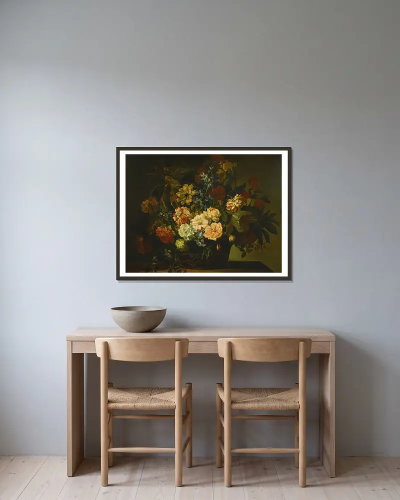 Dahlior, tulpaner, kaprifol och andra blommor i en korg på ett bord av Jean-Baptiste Monnoyer inramad på en vägg