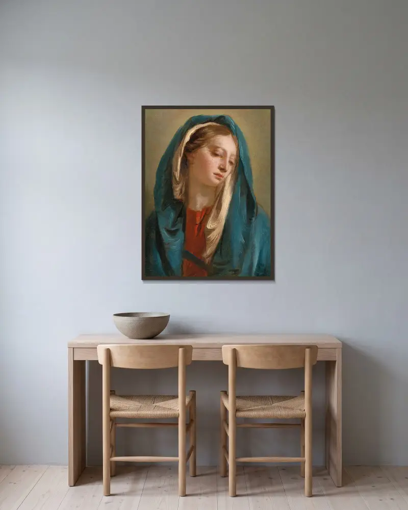 Madonnan frontalt vänd med blå mantel av Giovanni Battista Tiepolo inramad på en vägg