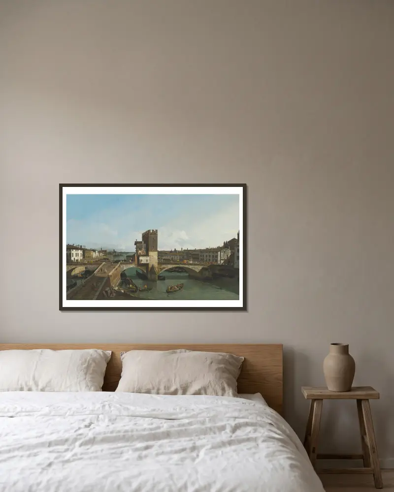 Vy över Verona med Ponte delle Navi av Bernardo Bellotto inramad på en vägg