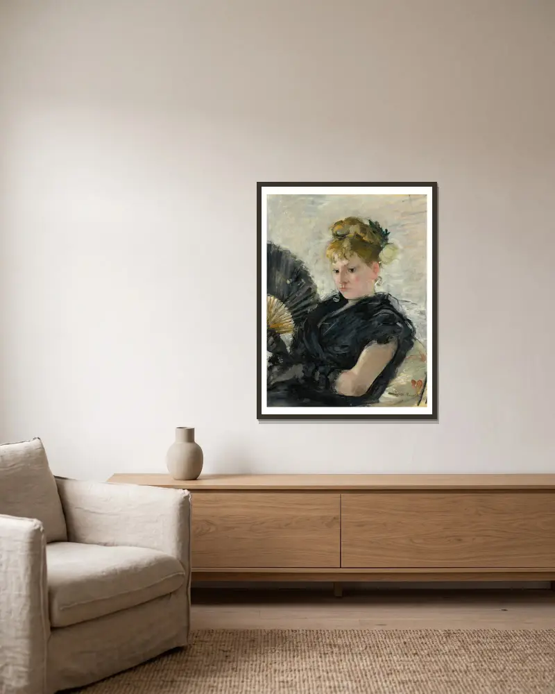 Femme À L’éventail av Berthe Morisot inramad på en vägg