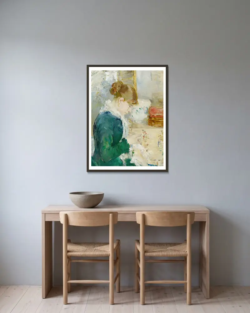 Femme cousant (Woman Sewing) av Berthe Morisot inramad på en vägg