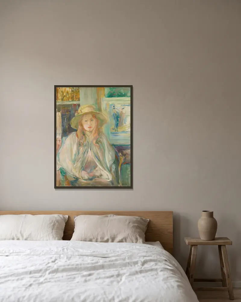Flicka med halmhatt av Berthe Morisot inramad på en vägg