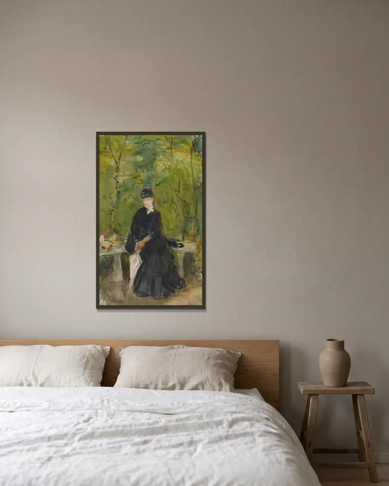 Die Schwester der Künstlerin, Edma, in einem Park sitzend von Berthe Morisot gerahmt an einer Wand